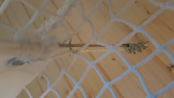 Leinwand oben abgespannt mit Seil lr