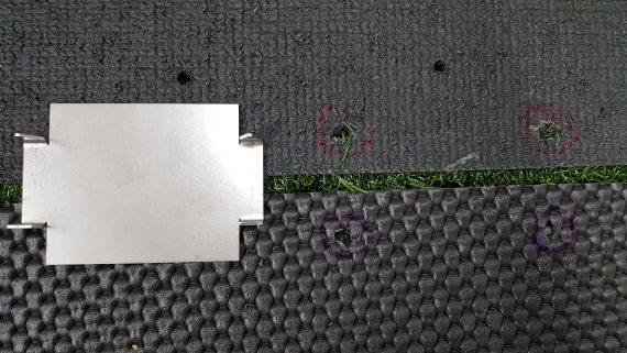 Klammer von oben mit markierten Löchern im TeeGras und der Hauptmatte