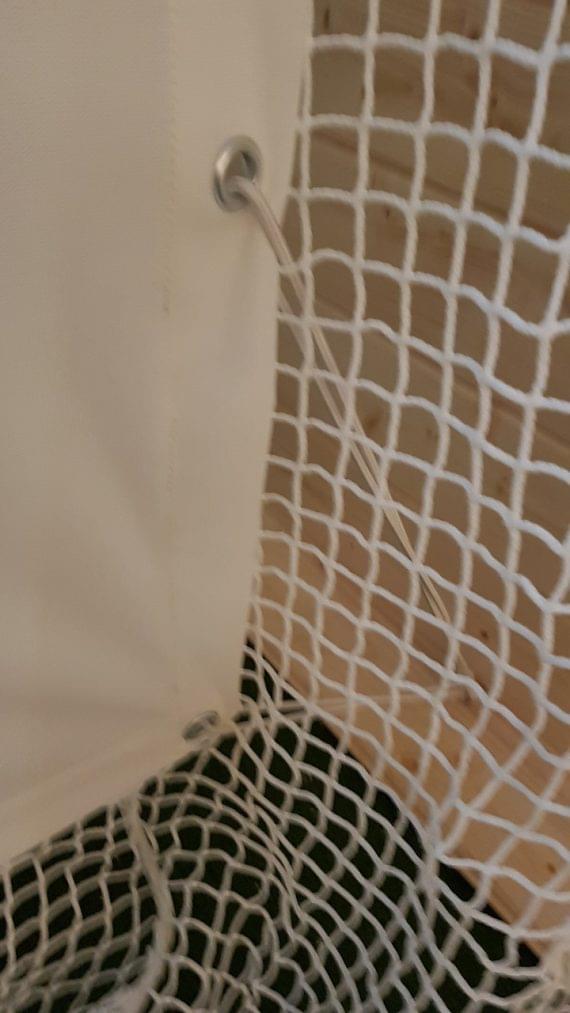 Leinwand abgespannt nach unten mit Gummiseil lr