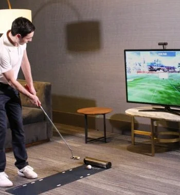 ExPutt mit Spieler und FlatScreen