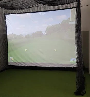 Netzkäfig schwarz mit Leinwand und SkyTrak lr