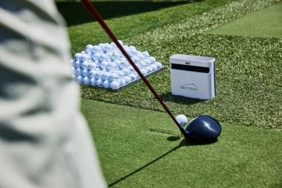 SkyTrak plus ST+ mit Ball auf Matte seitlich