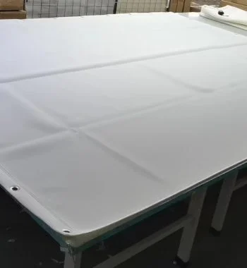 Leinwand mit Projektion und Spieler